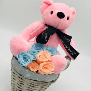 Rosa Bär mit Blumenkorb