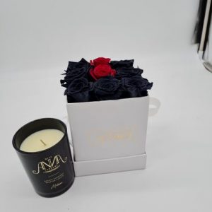 Roter und schwarzer Blumen box mit Kerze