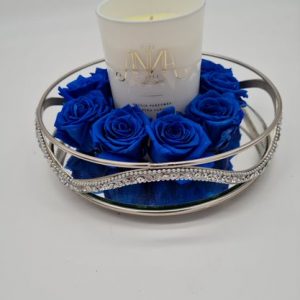 Kerze mit blauen Blumen